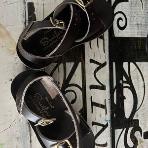 Brown sun sans. Never worn. Size 8c